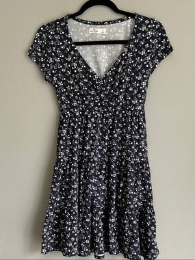 Hollister Navy and White Floral V‑Neck Tiered Mini Dress
